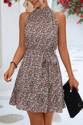 Minivestido floral con cuello alto y cordones